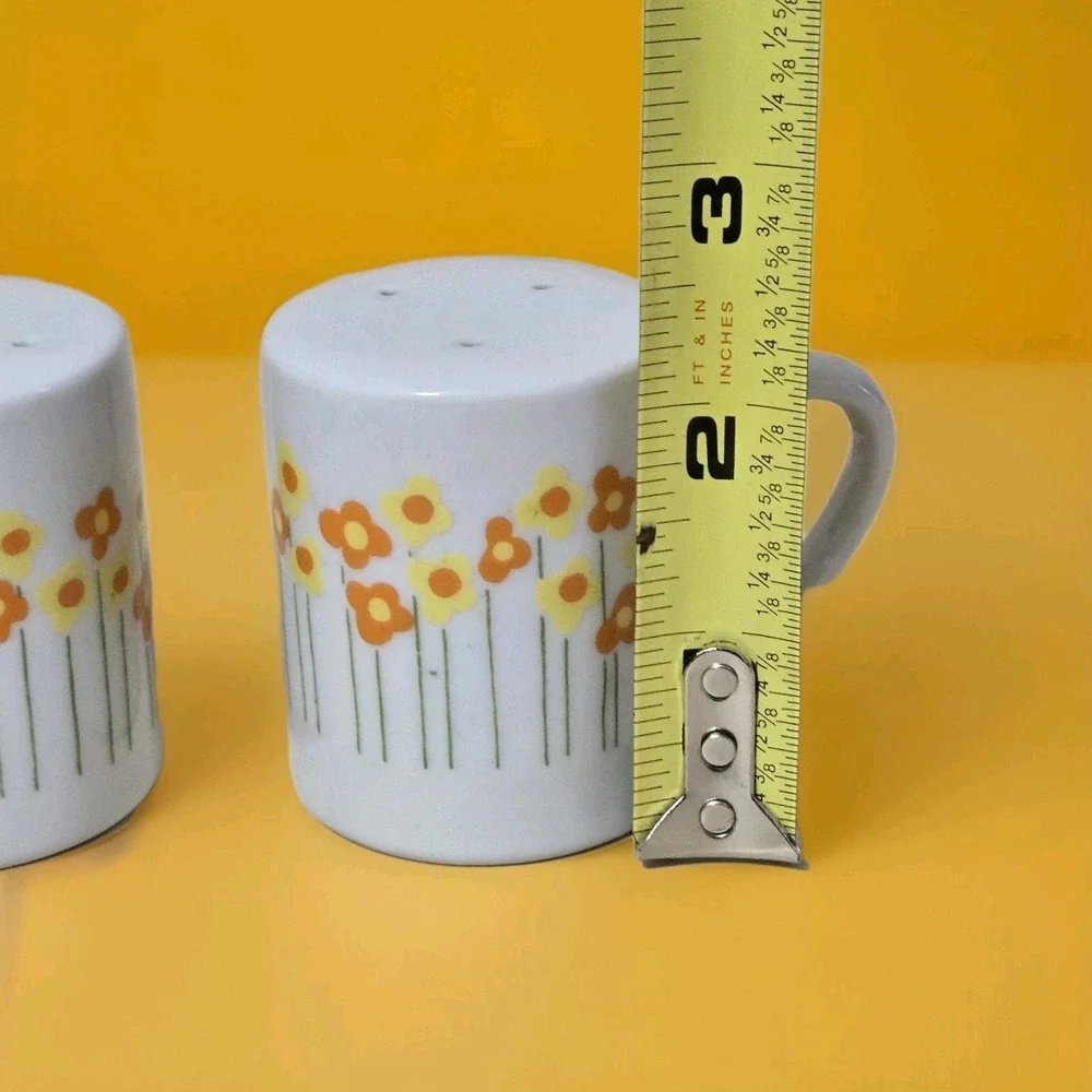 Vintage Salt & Pepper Shakers Japan Takahashi Orange Yellow Flower Daisy MCM ECU